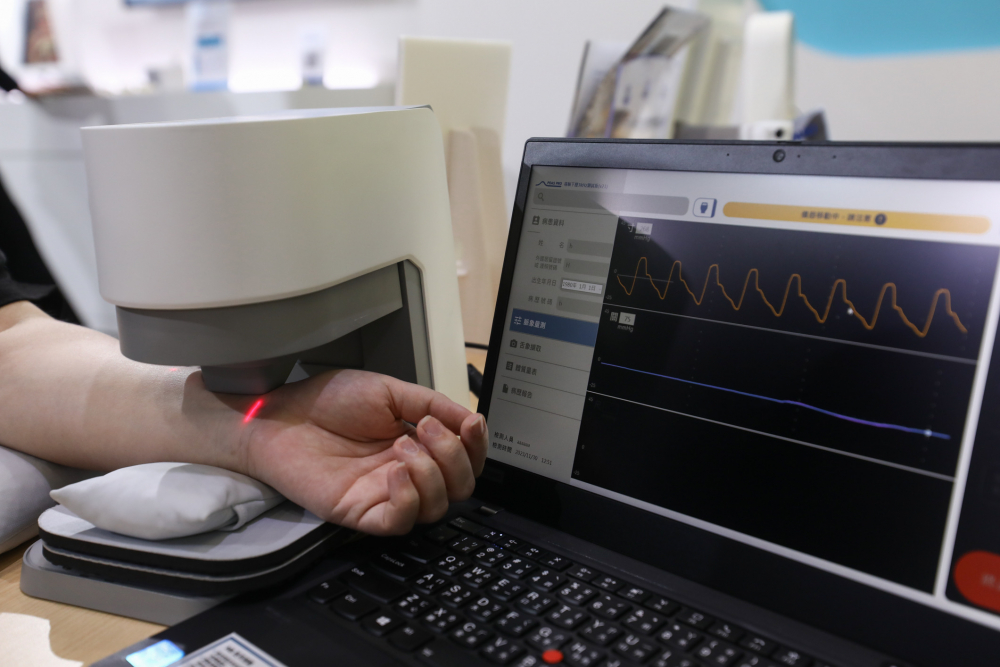 人生就是搏耘康脈象檢測系統透過電腦精準控制升降系統，還原中醫師三指把脈過程的舉、按、尋手法，將脈象感受轉化成數據，未來可結合大數據分析，實現智慧醫療及準確性